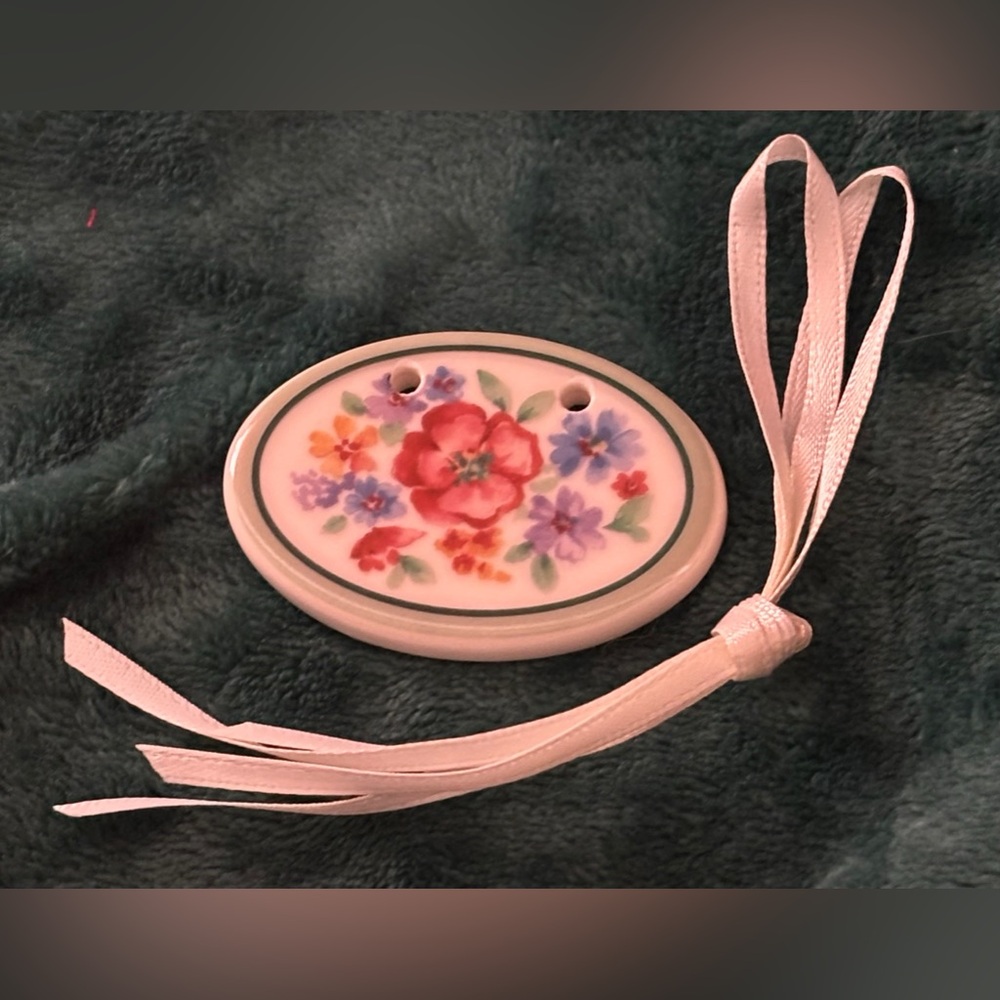 Longaberger ceramic floral tie-on for baskets with white ribbon new in box - Picture 2 of 6